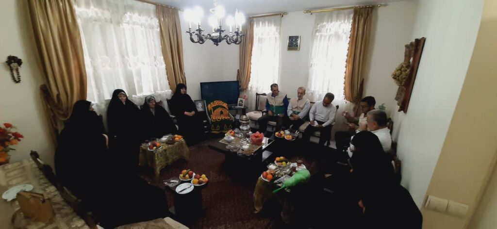 حضور خادمیاران کانون خدمت رضوی منطقه ۱۰ تهران و پرچم متبرک حرم امام رضا(ع) در منزل شهید