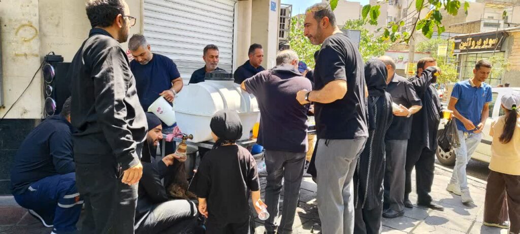 طنینِ «یا حسین» در منطقه ۲۱؛ خادمیاران رضوی میزبان عزاداران حسینی شدند